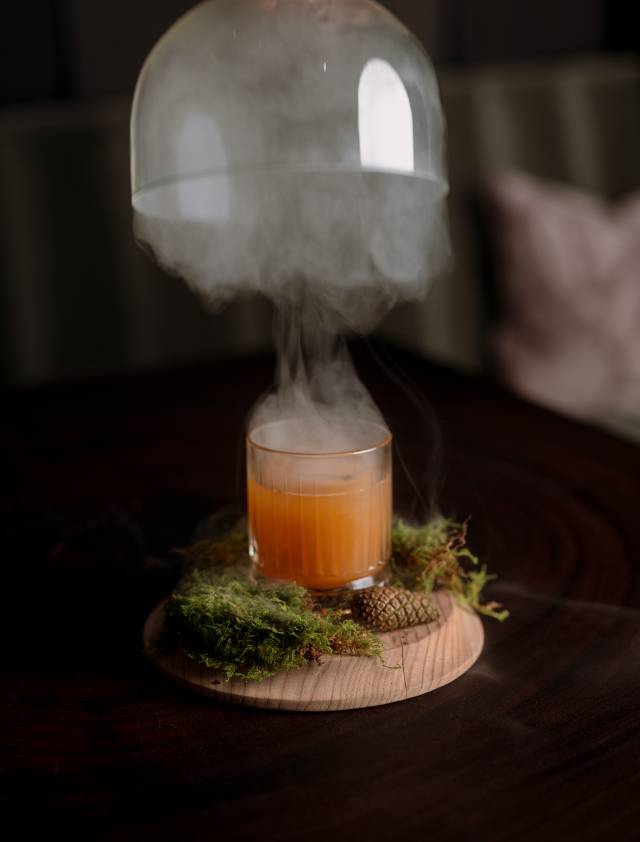 Silva Restaurant: Orangener Drink mit mystischer Nebelhaube, die spektakulär weggezogen wird
